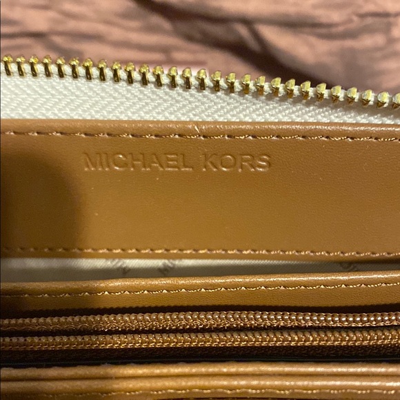 Michael Kors Cream Wristlet Wallet - Picture 9 of 13
